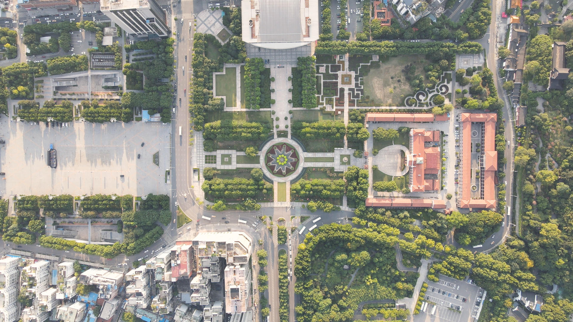 航拍俯拍城市公园地标纪念馆4k素材视频的预览图
