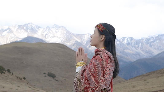 1080升格甘孜藏族自治州旅行的少女视频的预览图