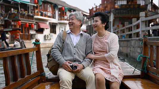 老年夫妇坐在船上聊天看风景视频的预览图