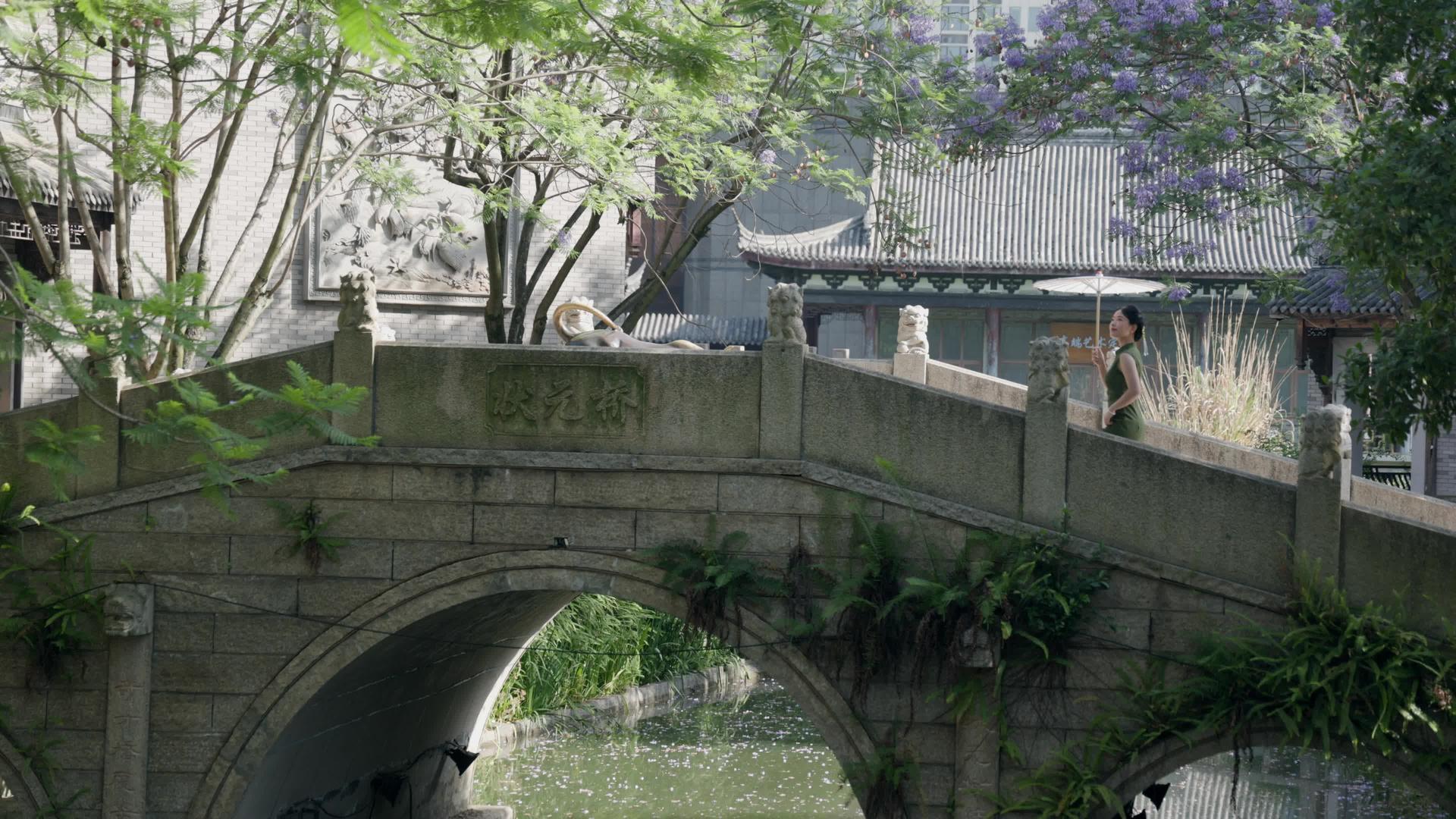 4K旅游江南水乡中国古桥与旗袍女子伞景实拍视频的预览图