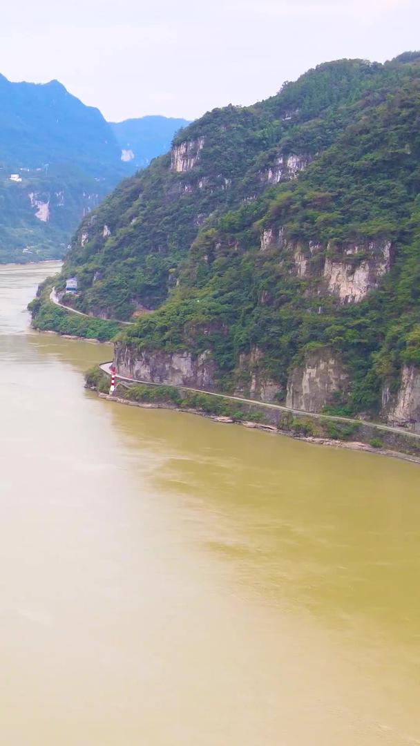长江三峡西陵峡航拍船经过视频的预览图