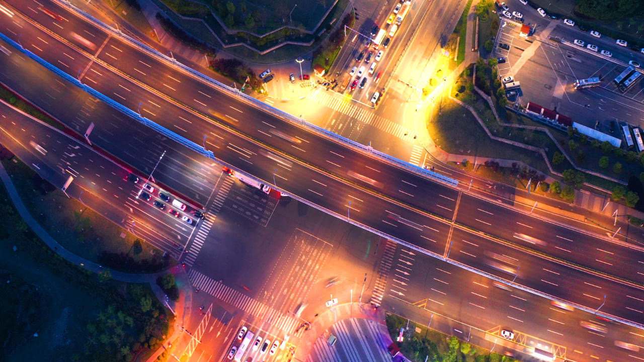 4K城市大型十字路口交通延时视频的预览图