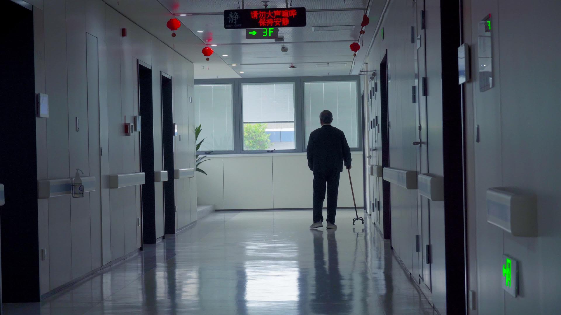 4K实拍医院走廊老人拄着拐杖慢慢走视频的预览图