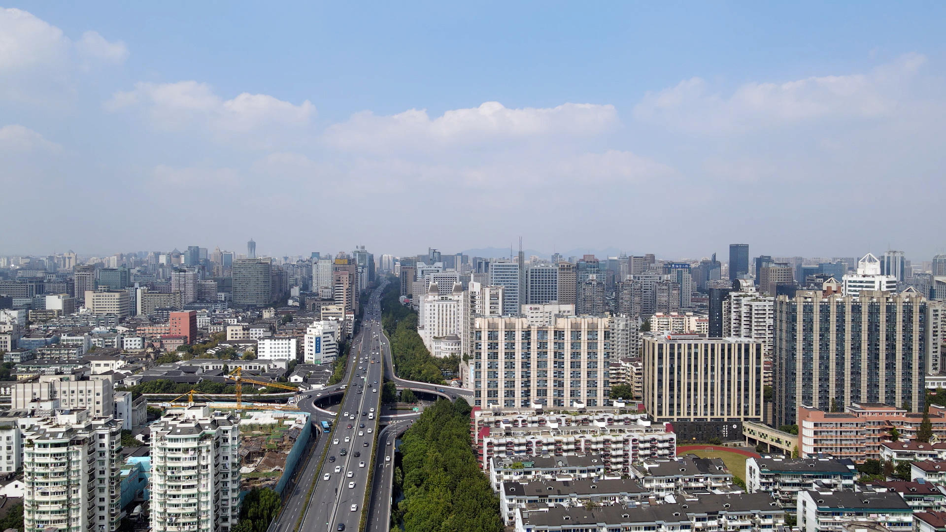航拍杭州城市天际线视频的预览图