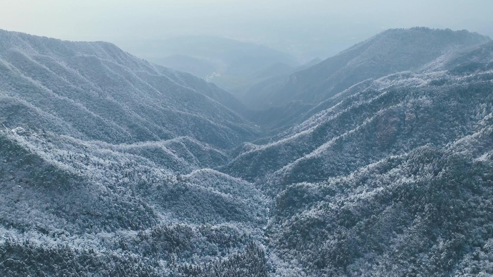 冬季雪山风景4K航拍庐山雾凇大雪封山积雪视频的预览图