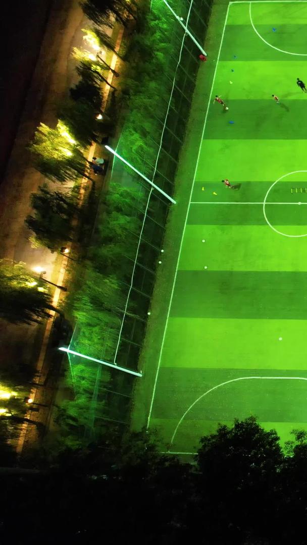 航拍城市夜晚灯光足球场熙熙攘攘的人群体育健身足球比赛素材视频的预览图