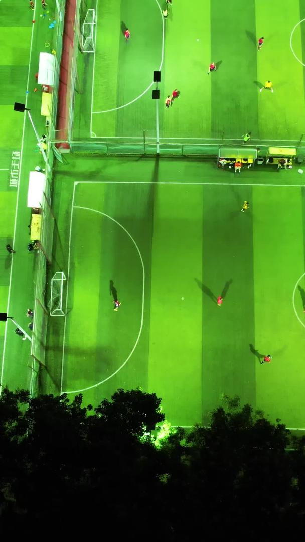 航拍城市夜晚灯光足球场熙熙攘攘的人群体育健身足球比赛素材视频的预览图