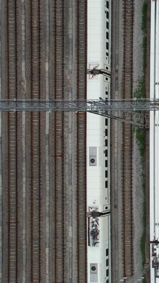 航拍城市铁路轨道交通高铁站停靠站台的高速列车素材视频的预览图
