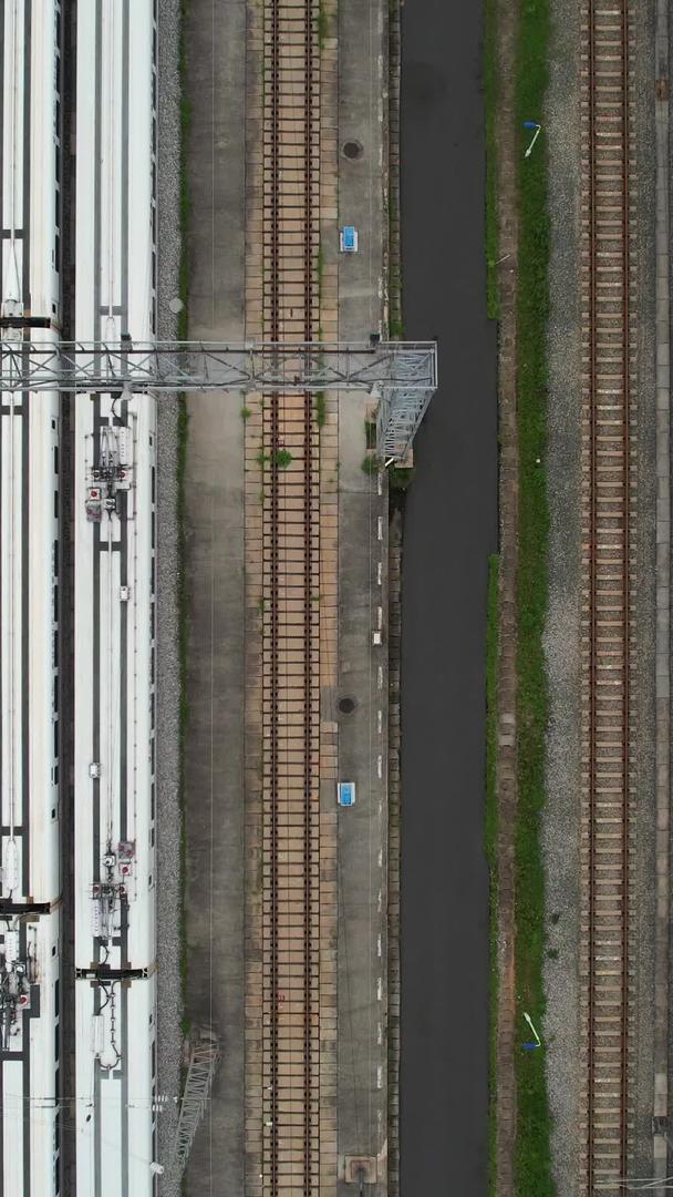 航拍城市铁路轨道交通高铁站停靠站台的高速列车素材视频的预览图
