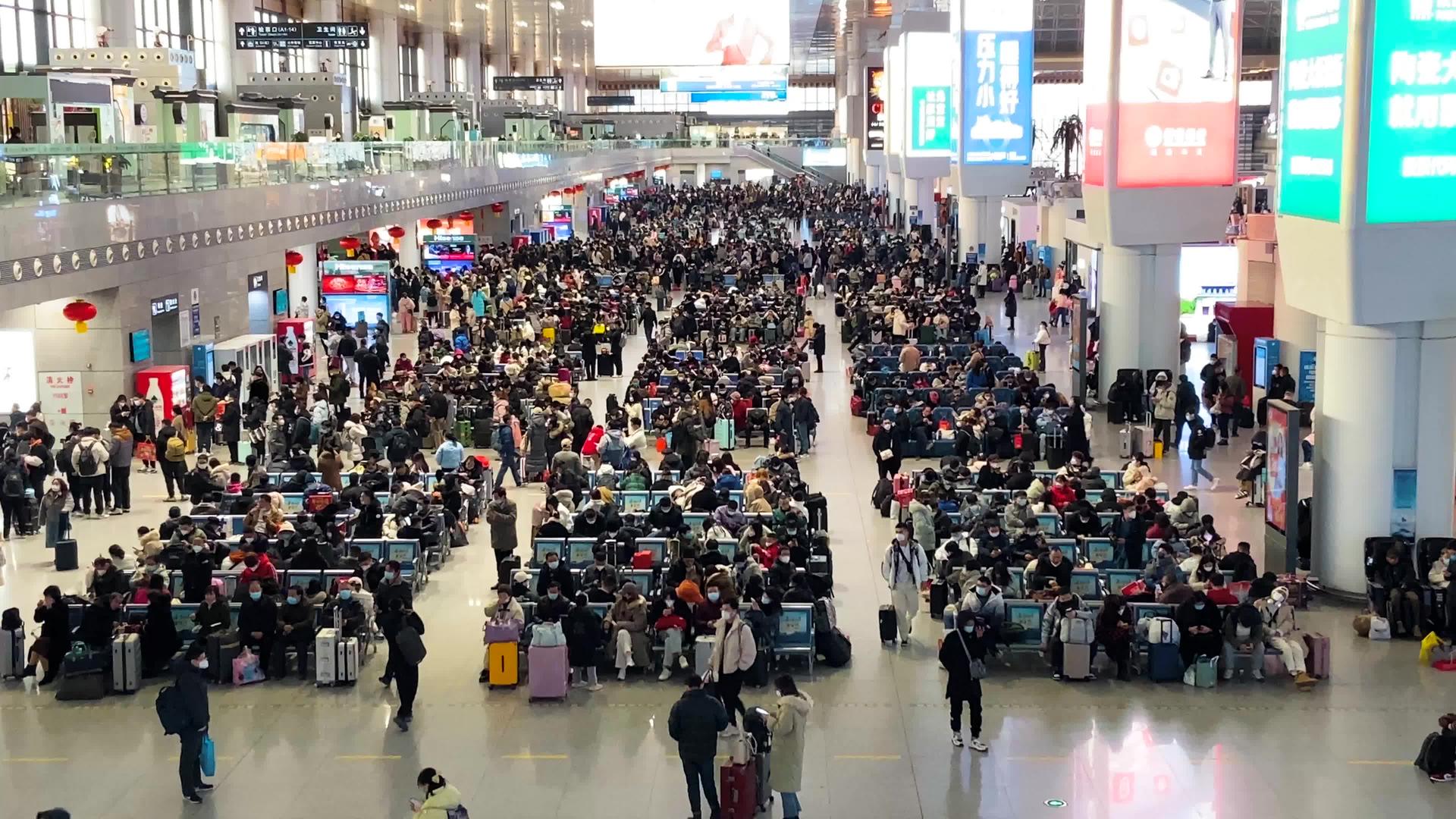 春运高铁站候车大厅4K实拍人流客流客流视频的预览图