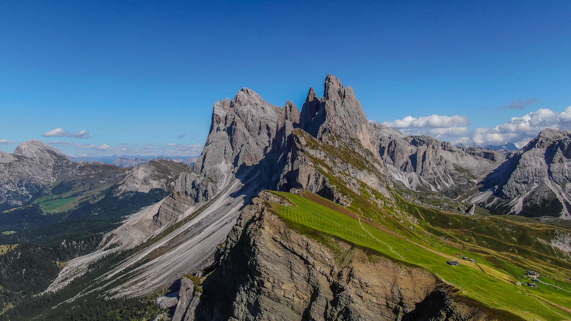 无人机飞跃过高耸的山峰航拍视频视频的预览图