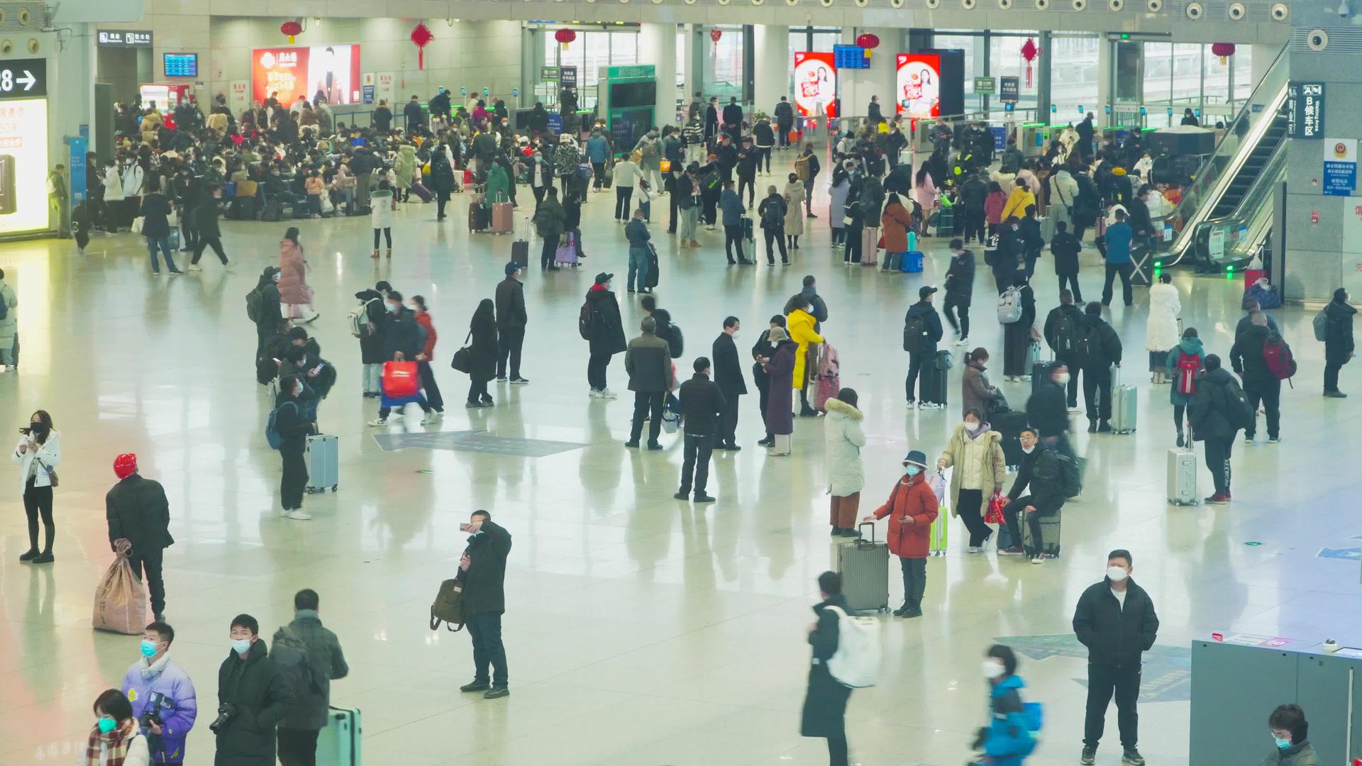春运高铁站候车大厅4K实拍人流客流客流视频的预览图