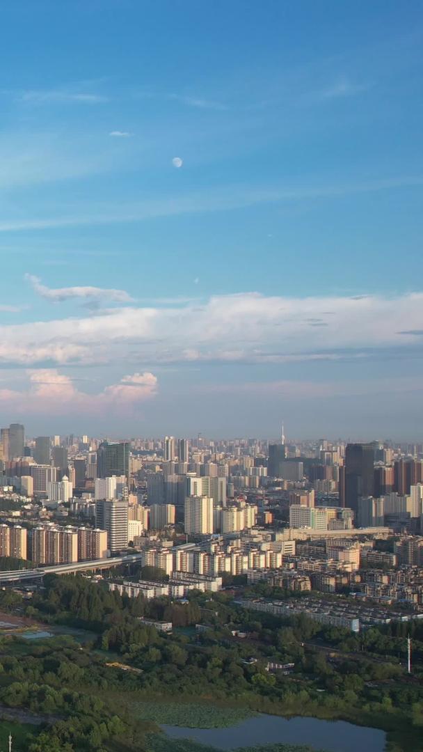 航拍城市蓝天白云自然天空天际线高楼素材视频的预览图