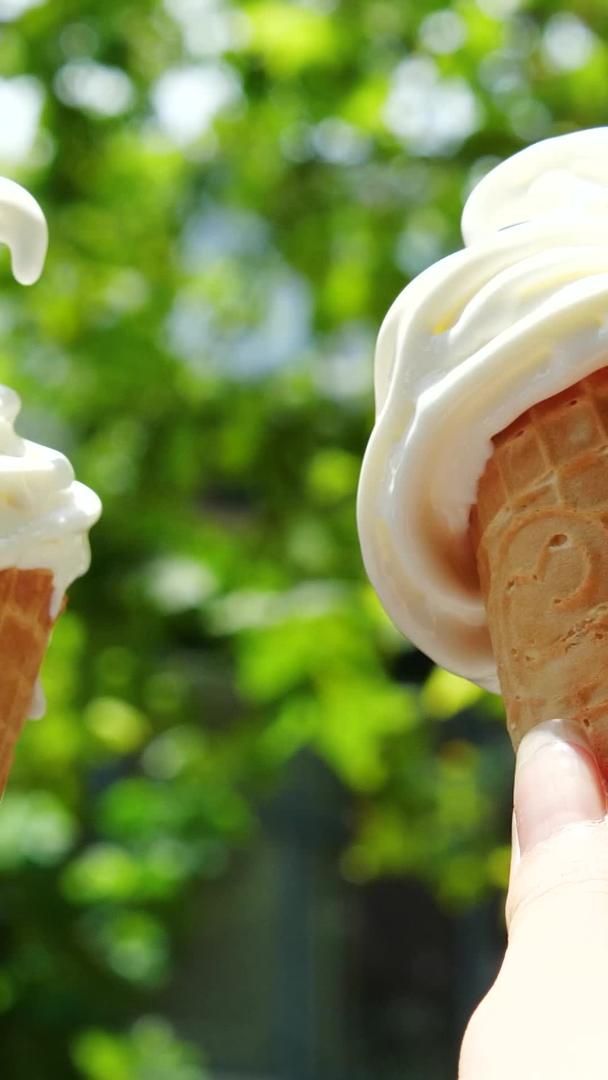 冰淇淋甜筒在阳光下融化冰淇淋视频的预览图
