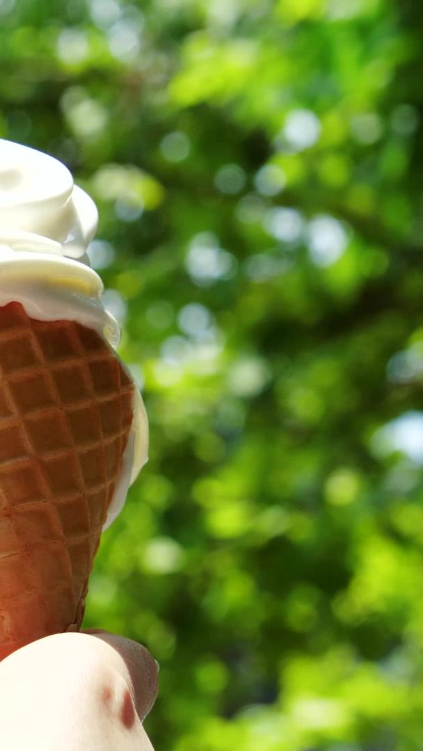 冰淇淋甜筒在阳光下融化冰淇淋视频的预览图