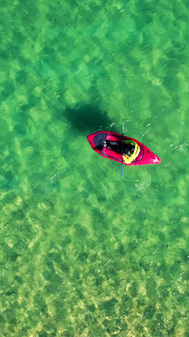 划船漂流的航拍视频的预览图