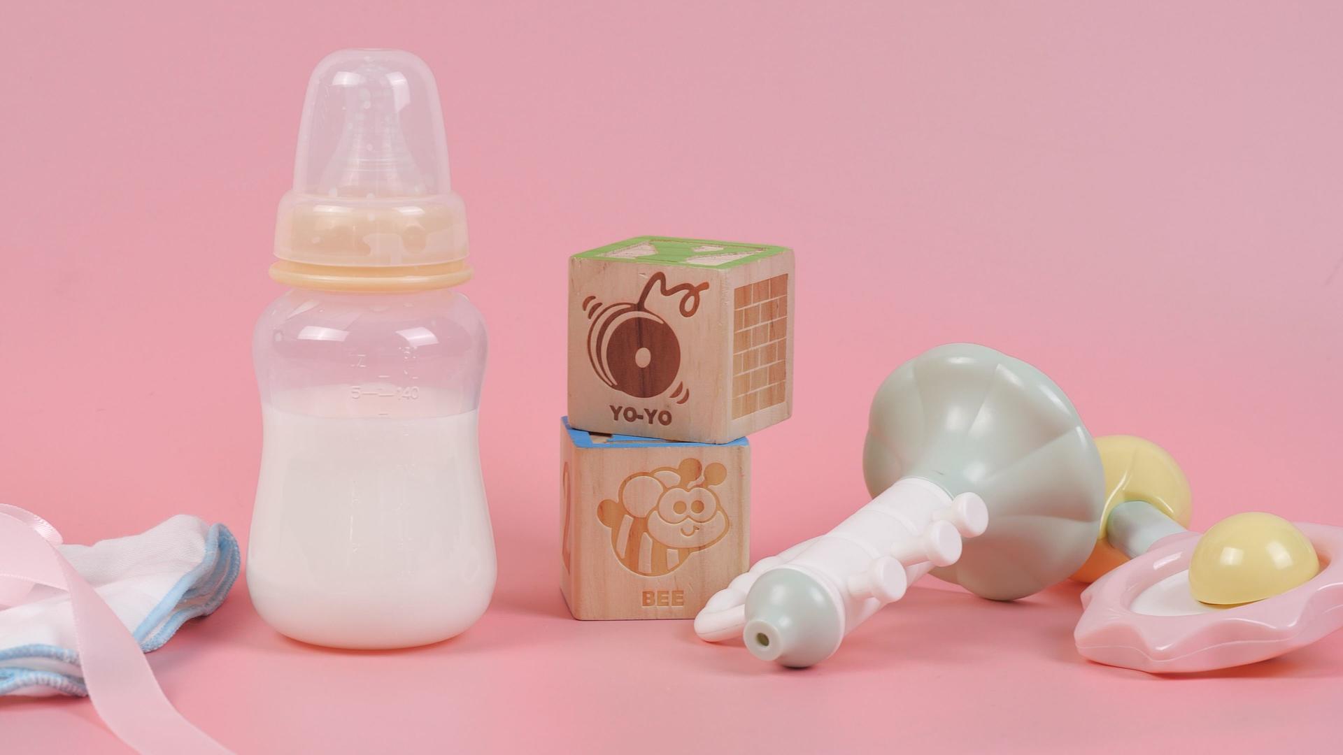 小奶瓶和婴儿玩具视频的预览图