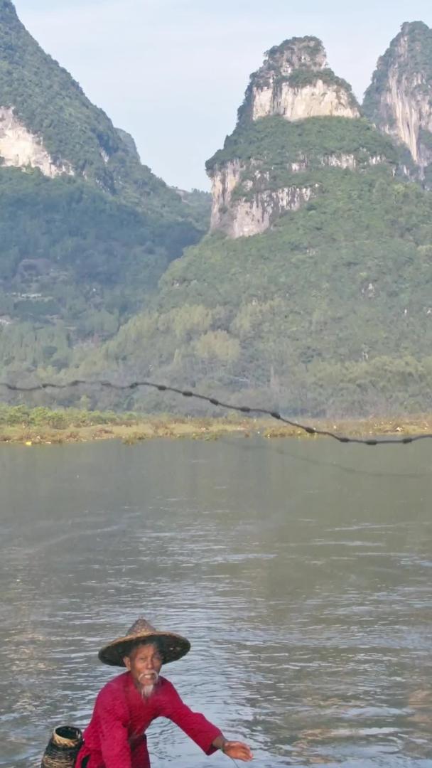 桂林渔夫撒网捕鱼实拍[此视频无肖像权]视频的预览图