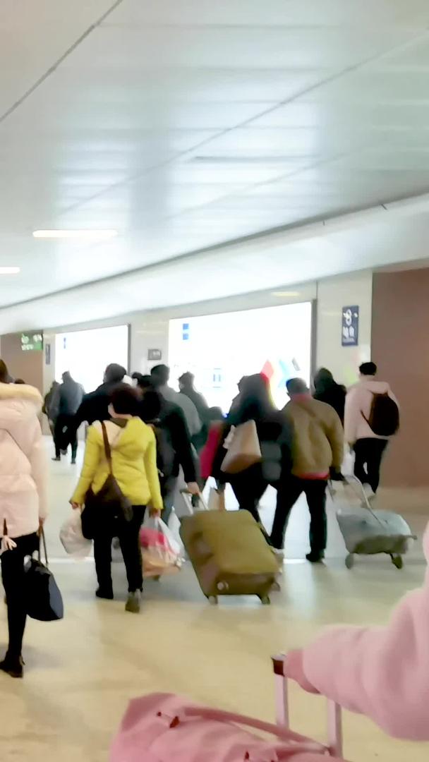 春运高峰火车站乘客到站回家人流视频素材视频的预览图
