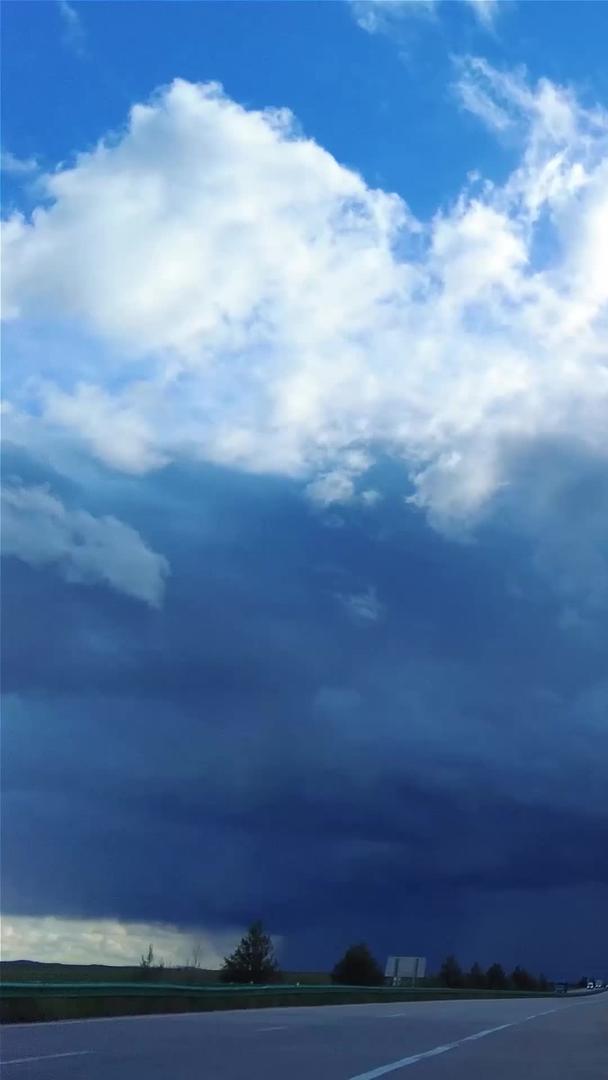 在草原暴雨前夕60帧延时拍摄乌云翻滚和闪电雷鸣视频的预览图
