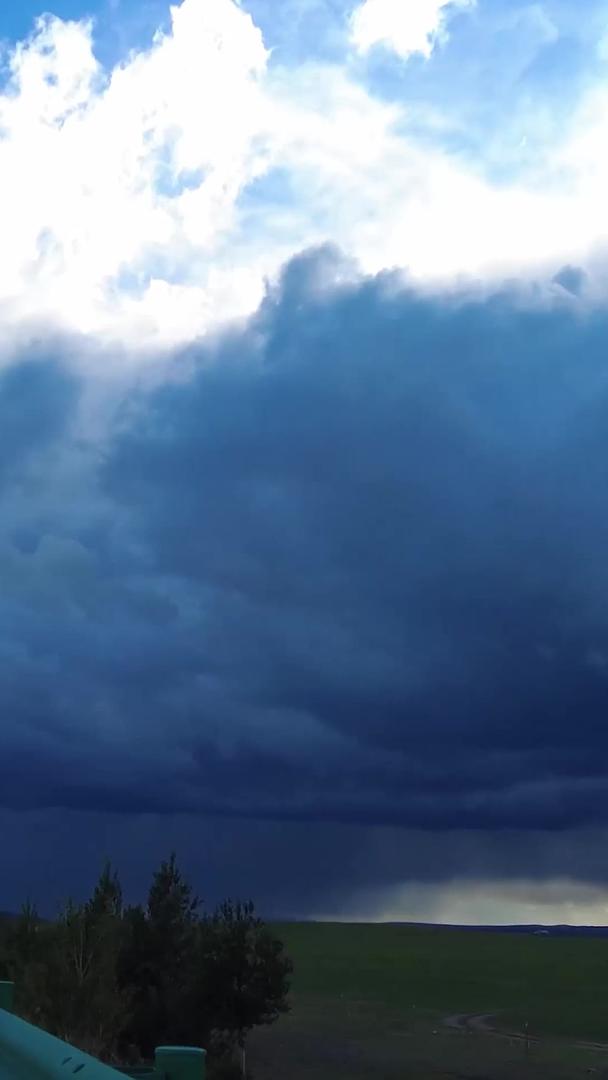 在草原暴雨前夕60帧延时拍摄乌云翻滚和闪电雷鸣视频的预览图