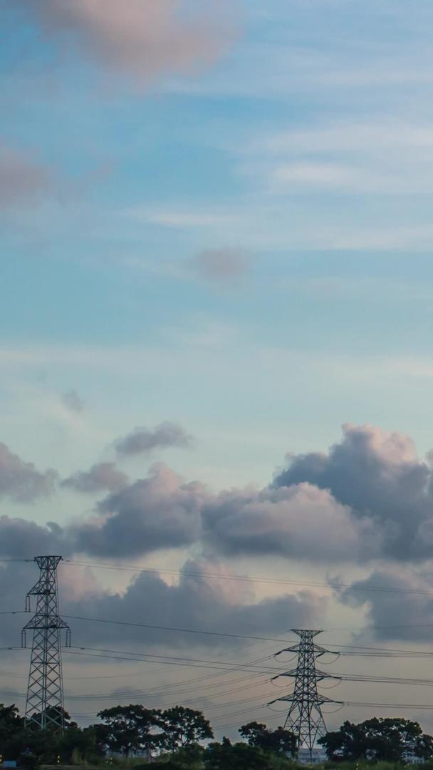 电力输送塔在蓝天白云下视频的预览图