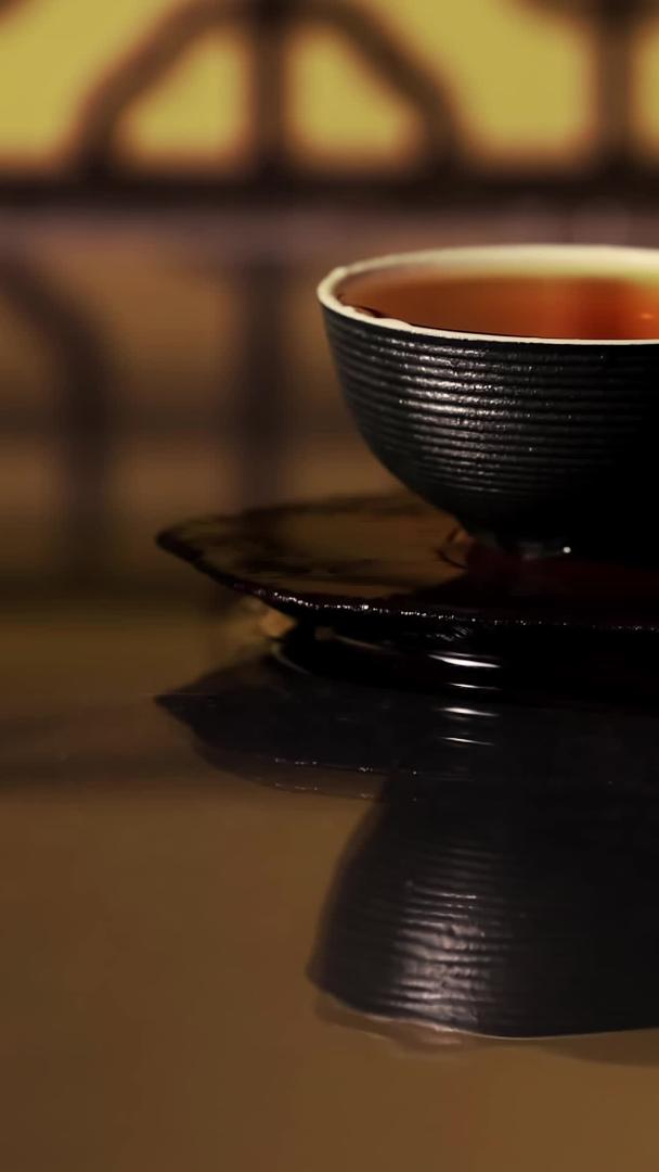 水面上茶杯茶壶的倒影被涟漪打散视频的预览图