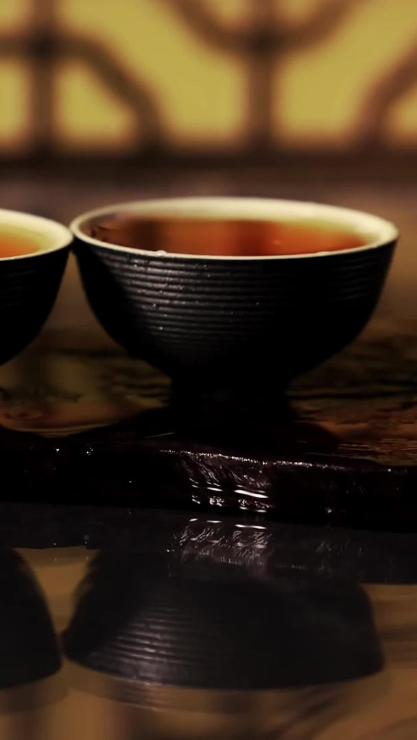 水面上茶杯茶壶的倒影被涟漪打散视频的预览图