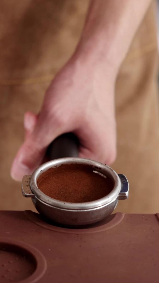 咖啡师将刚磨好的咖啡粉压平压平视频的预览图