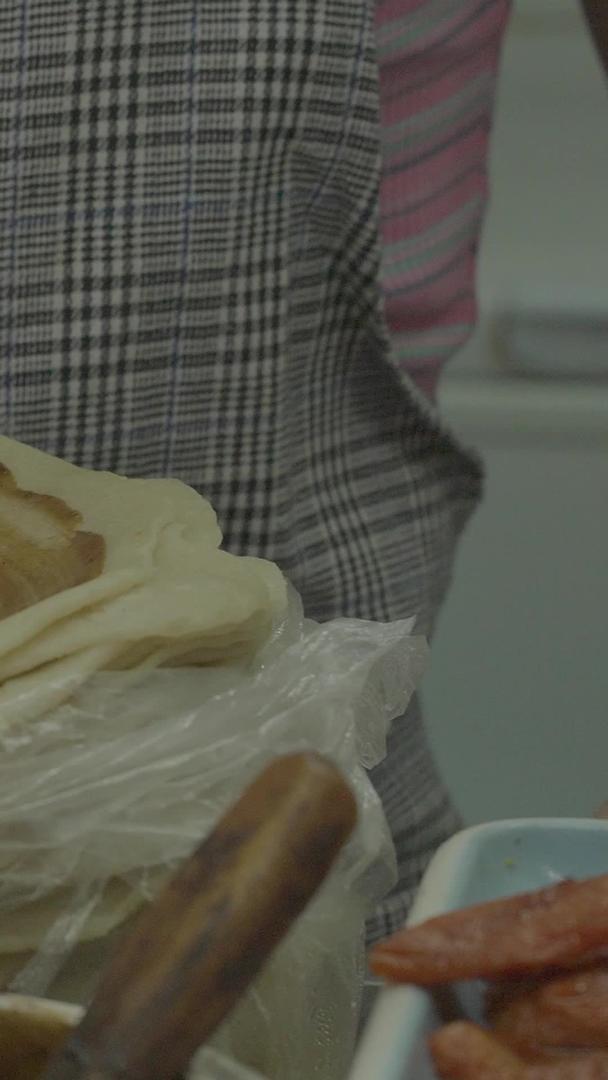 武汉城市街头餐饮特色小吃卷饼快餐制作工艺素材视频的预览图