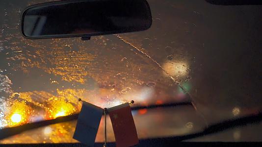 国庆假期雨天夜晚高速上行驶车内视角视频的预览图