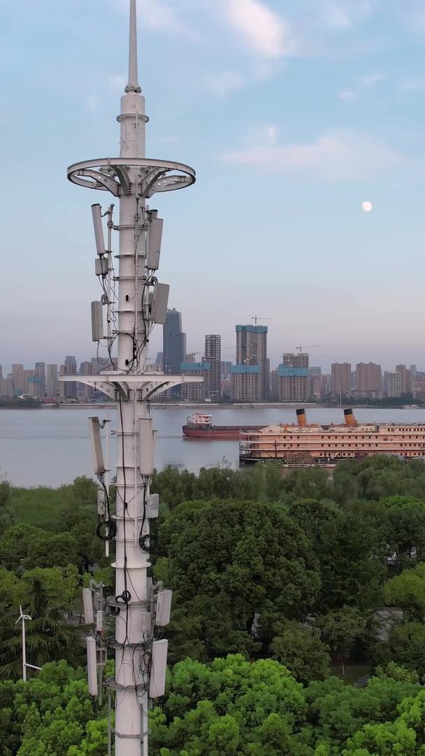 航拍城市街头长江江景无线信号接收器电台5G信号塔材料视频的预览图