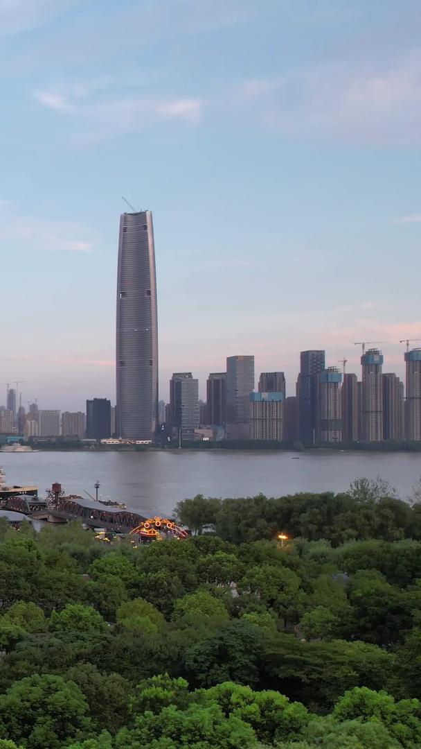 航拍城市街头长江江景无线信号接收器电台5G信号塔材料视频的预览图