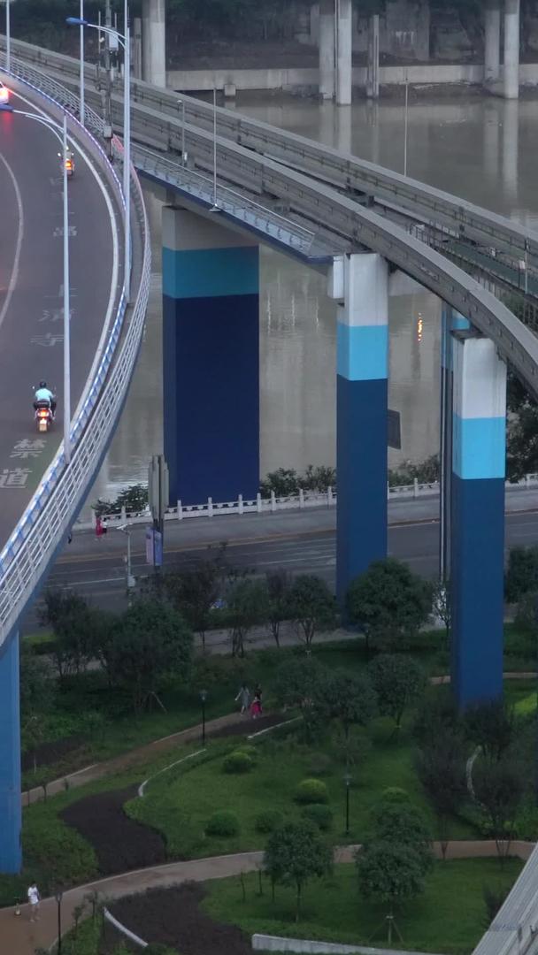 重庆渝澳大桥华新街轻轨站视频的预览图