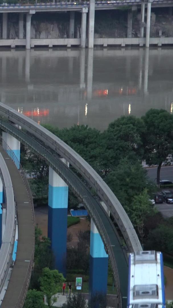 重庆渝澳大桥华新街轻轨站视频的预览图