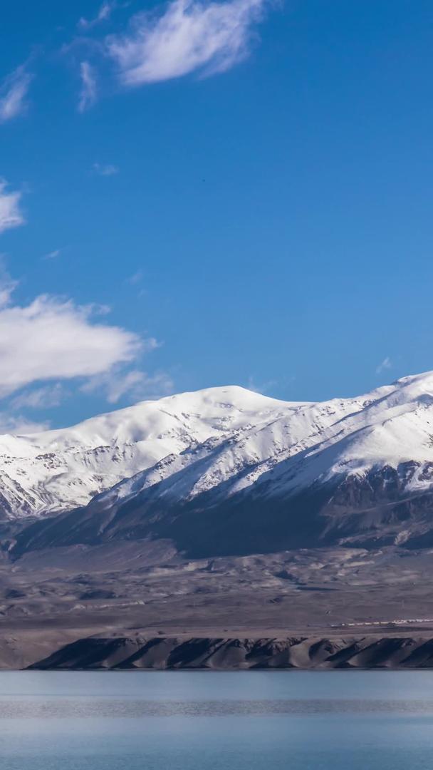 新疆帕米尔高原旅游景区白沙湖及昆仑山延时视频视频的预览图