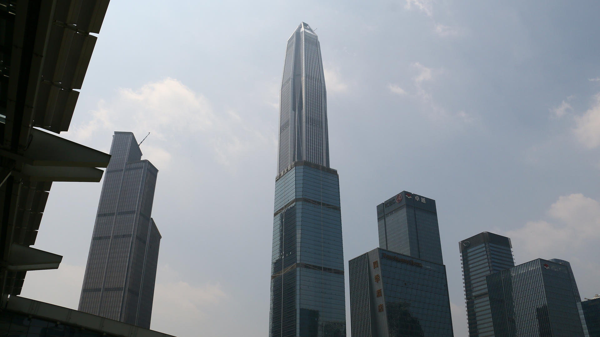 仰视深圳CBD金融大厦视频的预览图