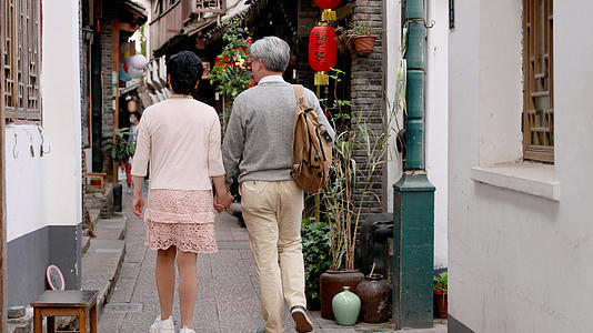 老年夫妇在景区古巷中散步游玩视频的预览图