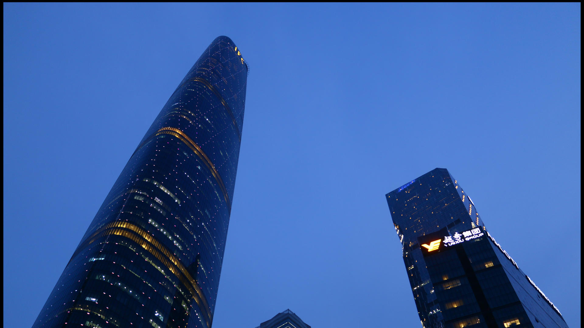 广州cbd高楼日转夜延时4k视频的预览图