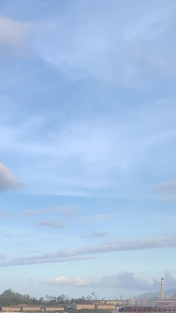 蓝天白云下的工厂视频的预览图