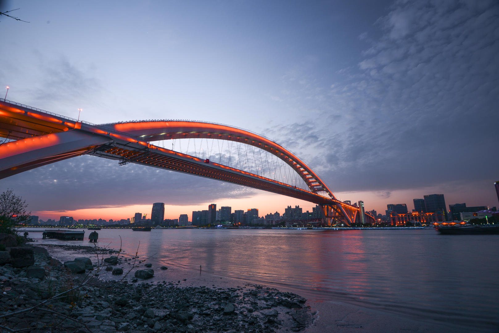 上海卢浦大桥黄浦江日转夜延时视频的预览图
