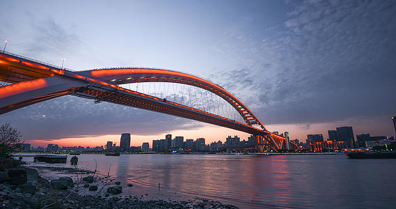 上海卢浦大桥黄浦江日转夜延时视频的预览图