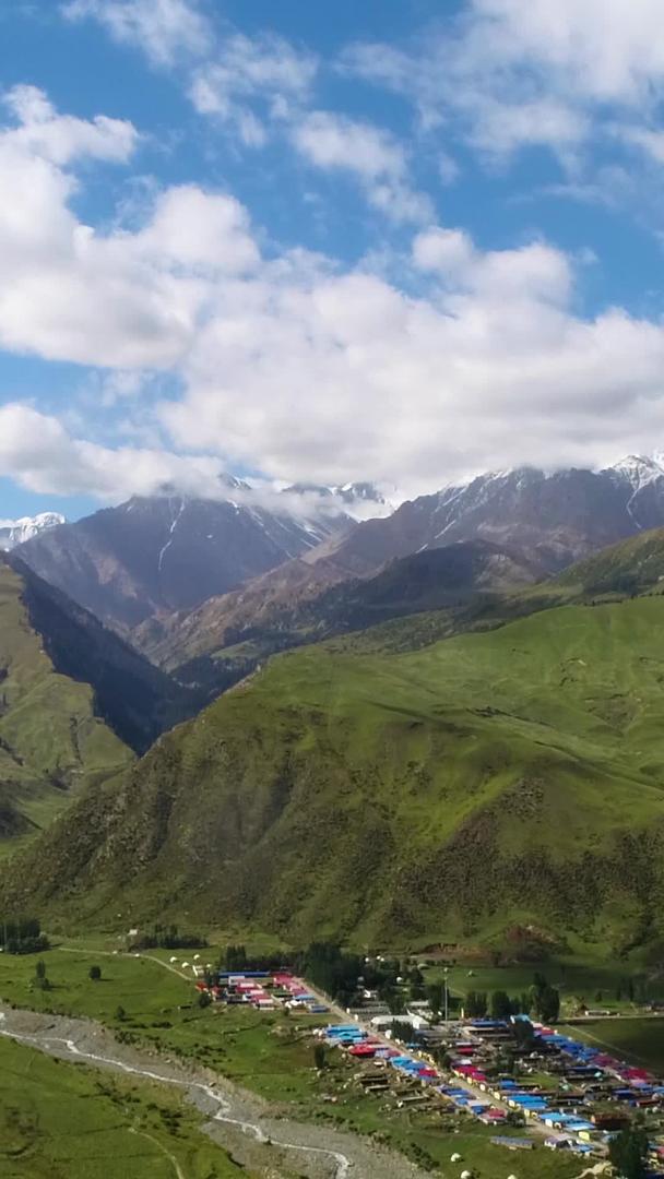 新疆天山脚下塔村旅游区航拍视频的预览图