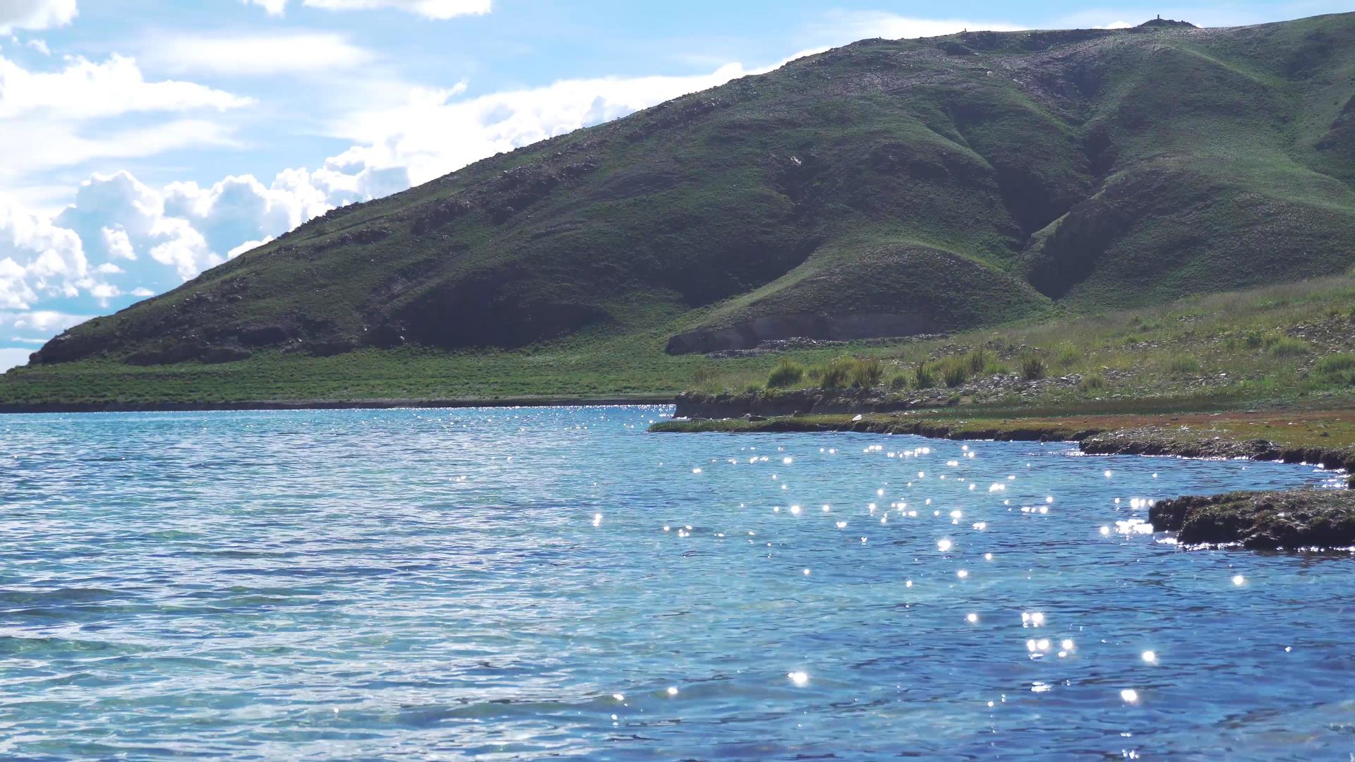 高原海边湖面水波光粼粼视频的预览图