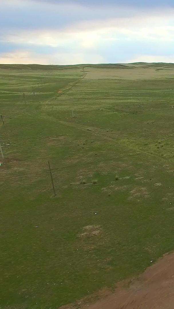 航拍草原上的公路视频的预览图