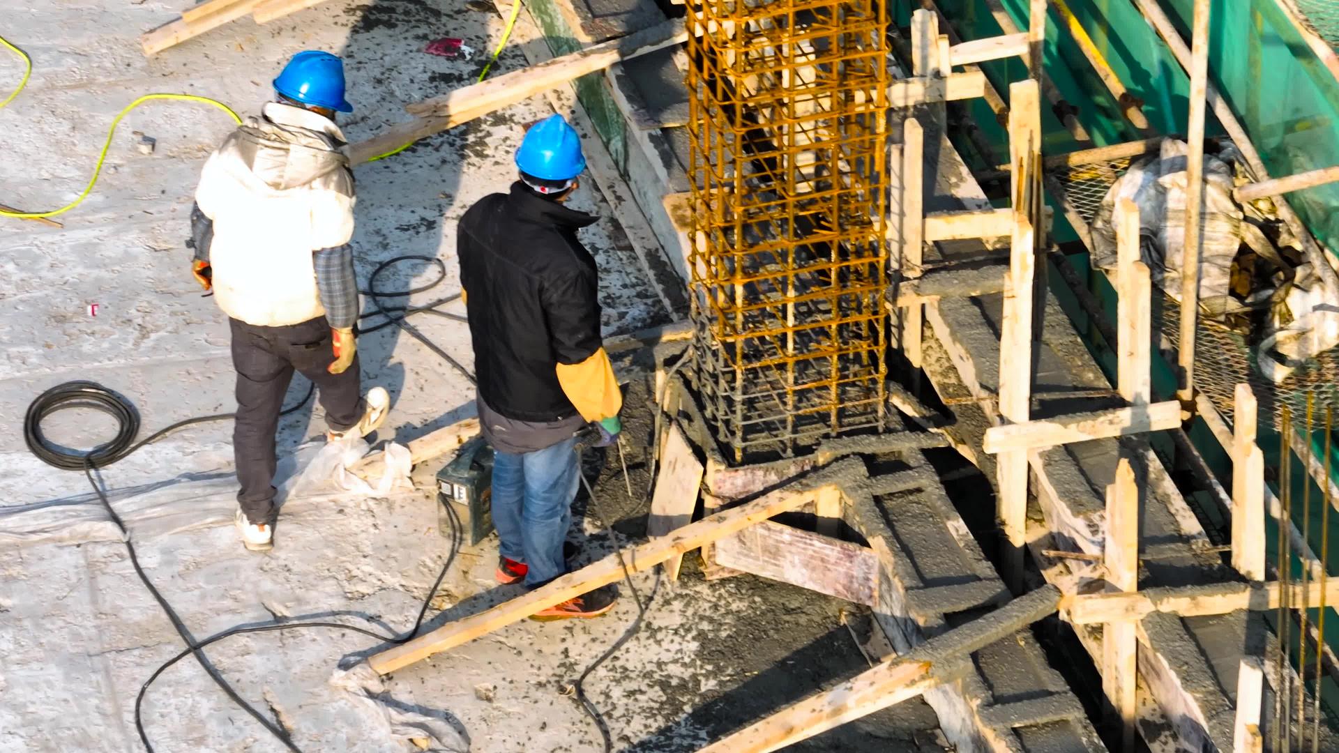 4K航拍建筑工地工人浇筑混凝土视频的预览图