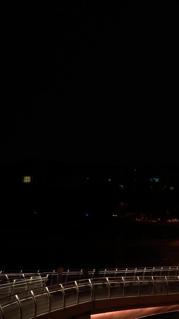 拍摄成都网红五岔子大桥夜景视频的预览图