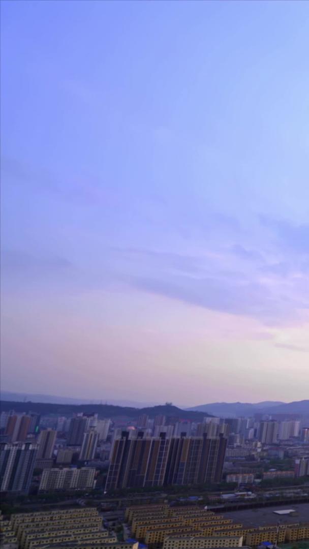 西宁城市晚上紫霞下的延迟视频的预览图