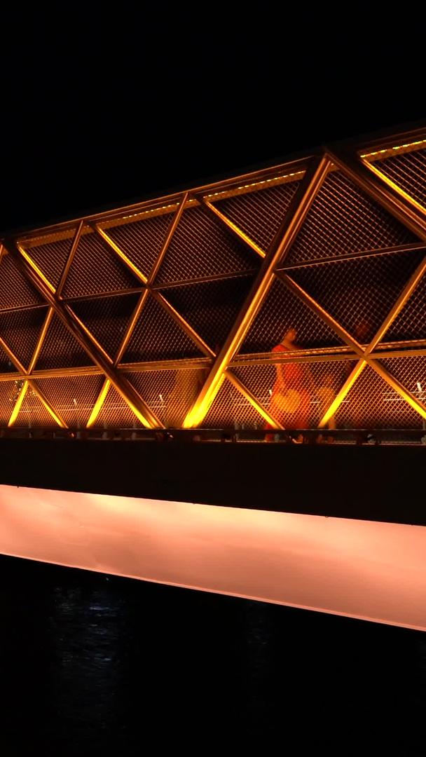 拍摄成都网红五岔子大桥夜景视频的预览图