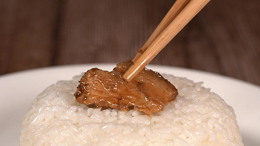 梅菜扣肉放在米饭上多角度慢动作升格高清视频视频的预览图